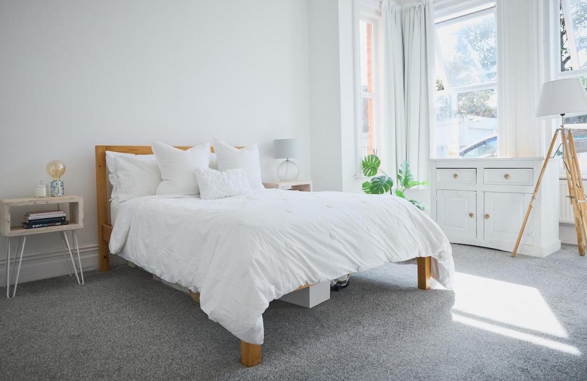 Bright 3 Bed Escape With Garden And Parking - Two Bathrooms - Wifi - Close To Town And Beach! Apartment *