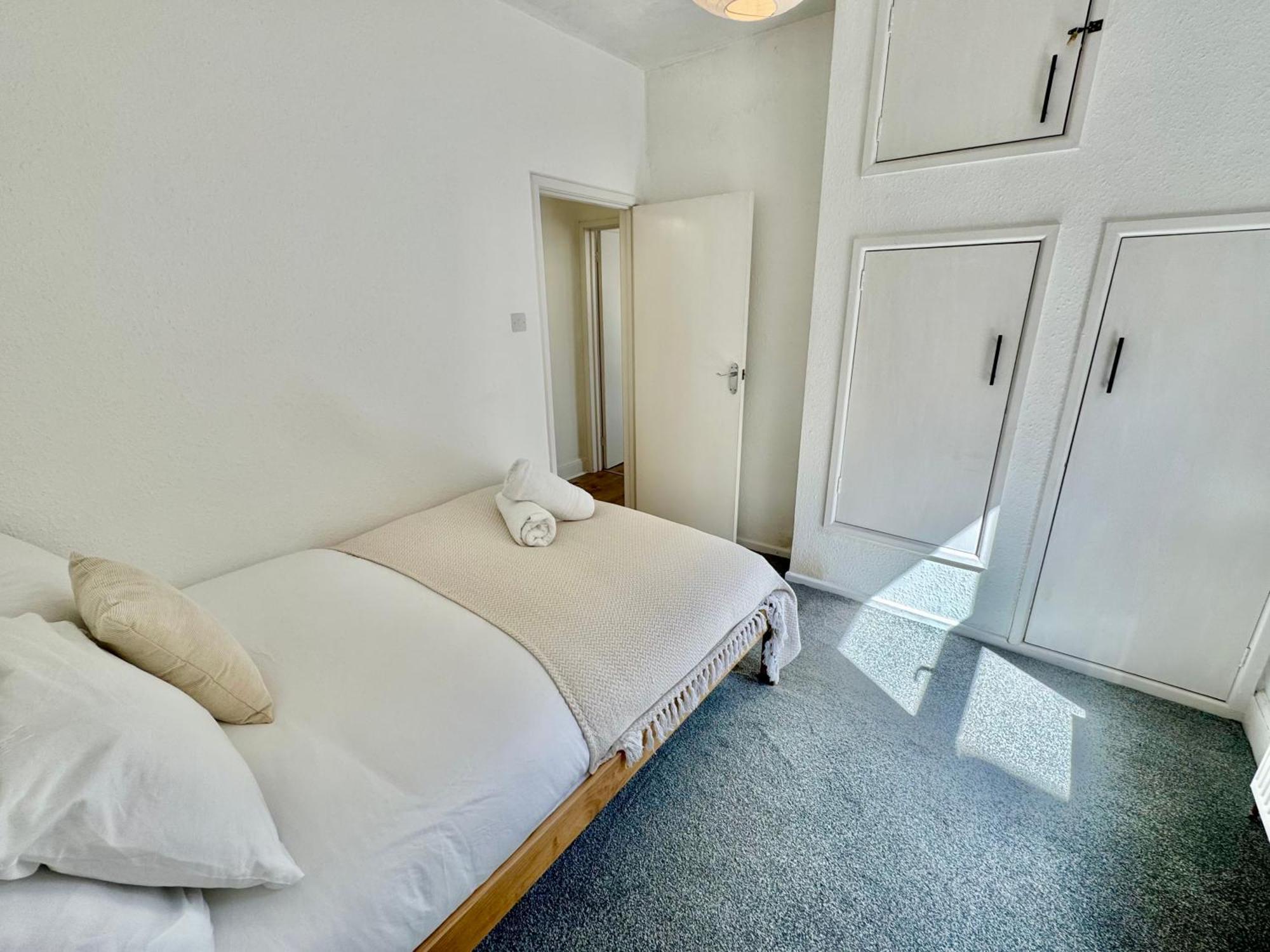 Bright 3 Bed Escape With Garden And Parking - Two Bathrooms - Wifi - Close To Town And Beach! Apartment
